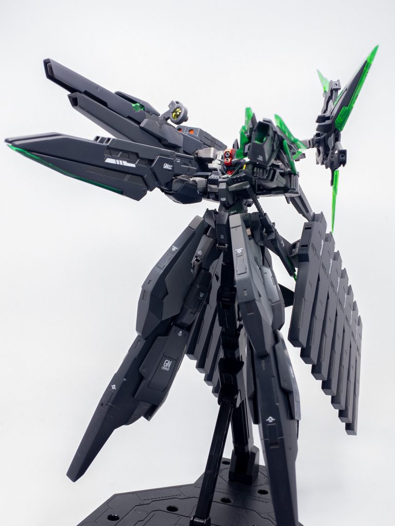 トランザム状態での全砲門の一斉発射はソレルタルビーイング号の大型粒子砲に匹敵する威力を誇る。