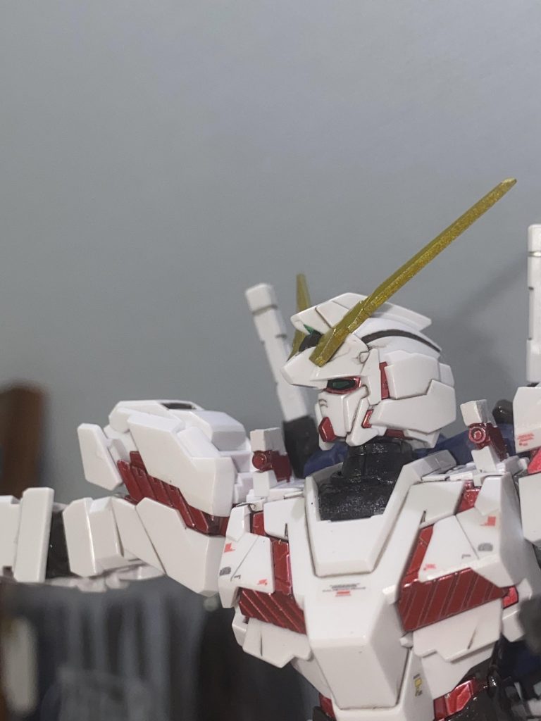 サイコフレームは、シルバーを下地にクリアレッドを、アンテナは、シルバー下地、その上からクリアイエローを吹いています