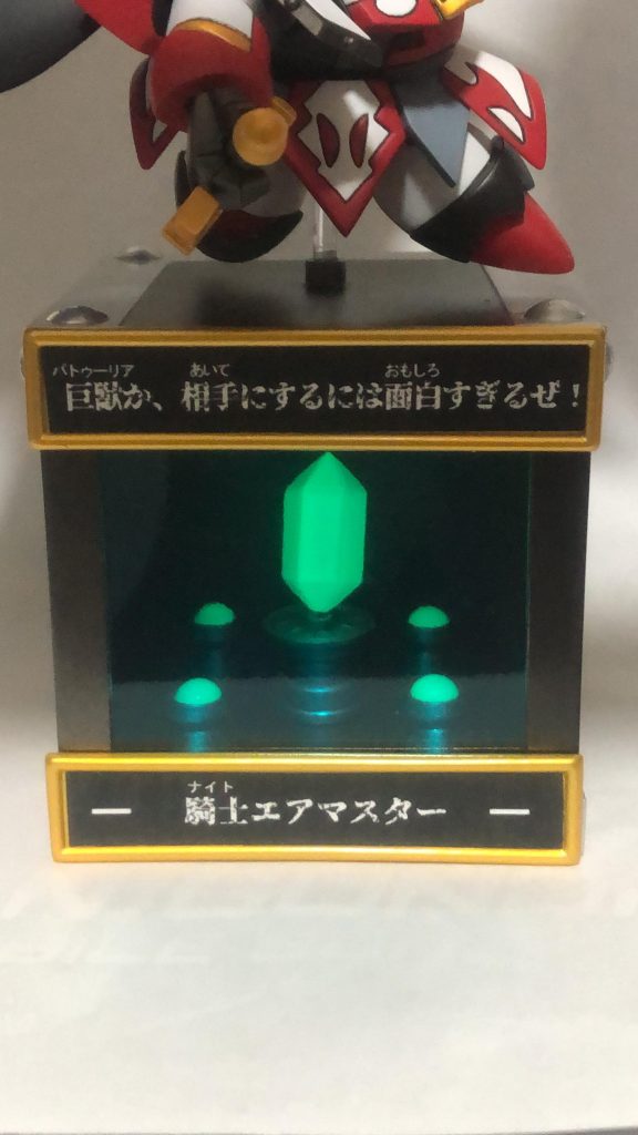 ルーンジストは蓄光塗料を使い、UVライトで光を溜めて光らせることができます。