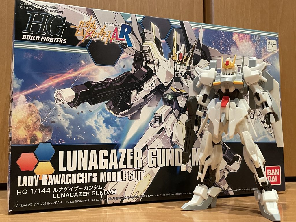 ノーマルのルナゲイザーガンダム(この個体はその後、エプシィガンダムに変身したはずです)。ルナゲイザーガンダムはパールっぽい白なので、水性ホビーカラーで金色を筆塗り。あんまりギラギラした金色は好みじゃないので、金と銀を1:1で調色。かなり好みの金色になりました。ぜひこの色でノーマル百式とか、百式バリエーションを作りたいなぁ、なんて思ったり。筆塗り全塗装後は、水彩絵の具で墨入れして、デカールはって、艶消しトップコート。私の定番の仕上げ方です。