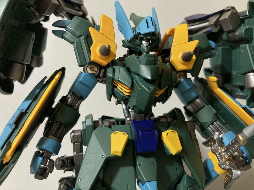 肩は端白星のものにジャスティスナイトのスパイク部を移植。胸部はルプスレクスにジャンクパーツを。頭部の30MMパーツにはグリムゲルデのアンテナを追加しています。腰はアスタロトに中央部は30MMアルトの胸部を追加。フロントスカートはライトニングガンダム＋ストライカージンクス。サイドスカートはジャスティスナイトです。