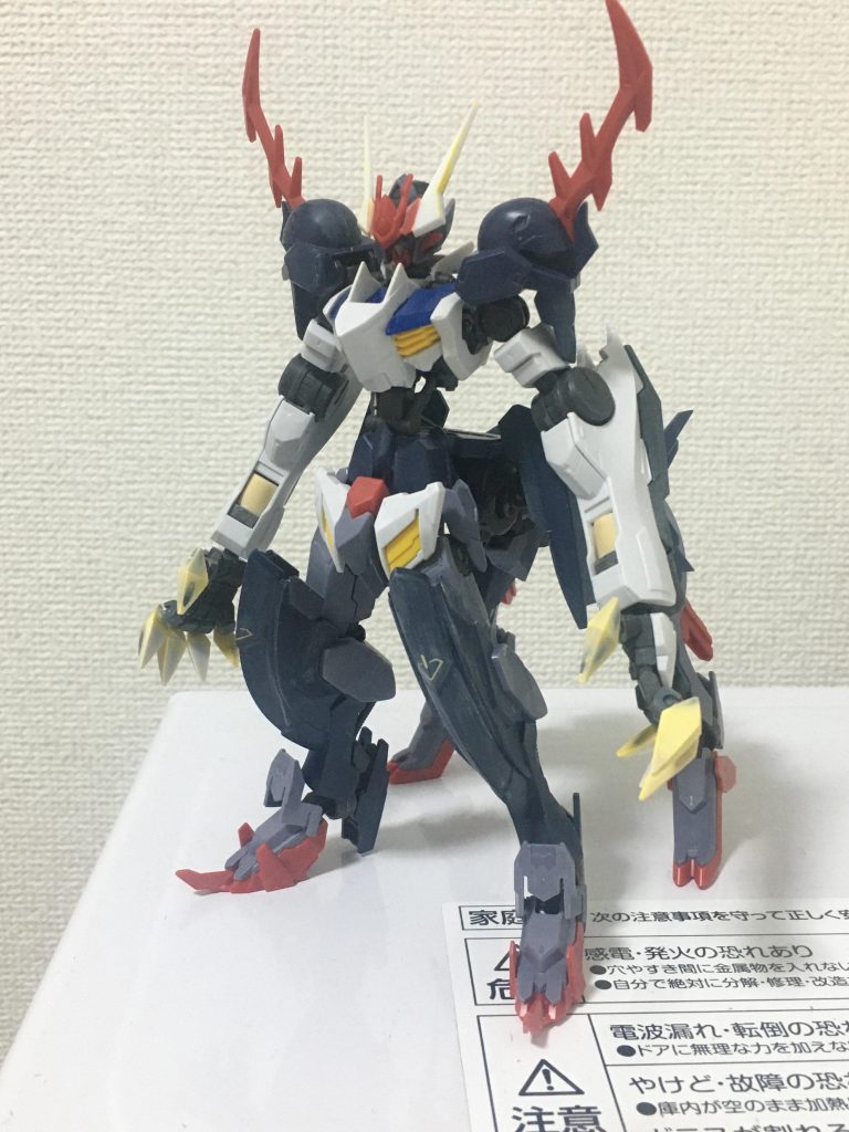 サフ吹く前の姿です腕の可動域を増やすために肩のパーツを一部カットルプスレクスの腕を使うために胸部はルプスレクスのもの、胸部ダクトのディテールに合わせるために腰部フロントアーマーもルプスレクスのものにしています