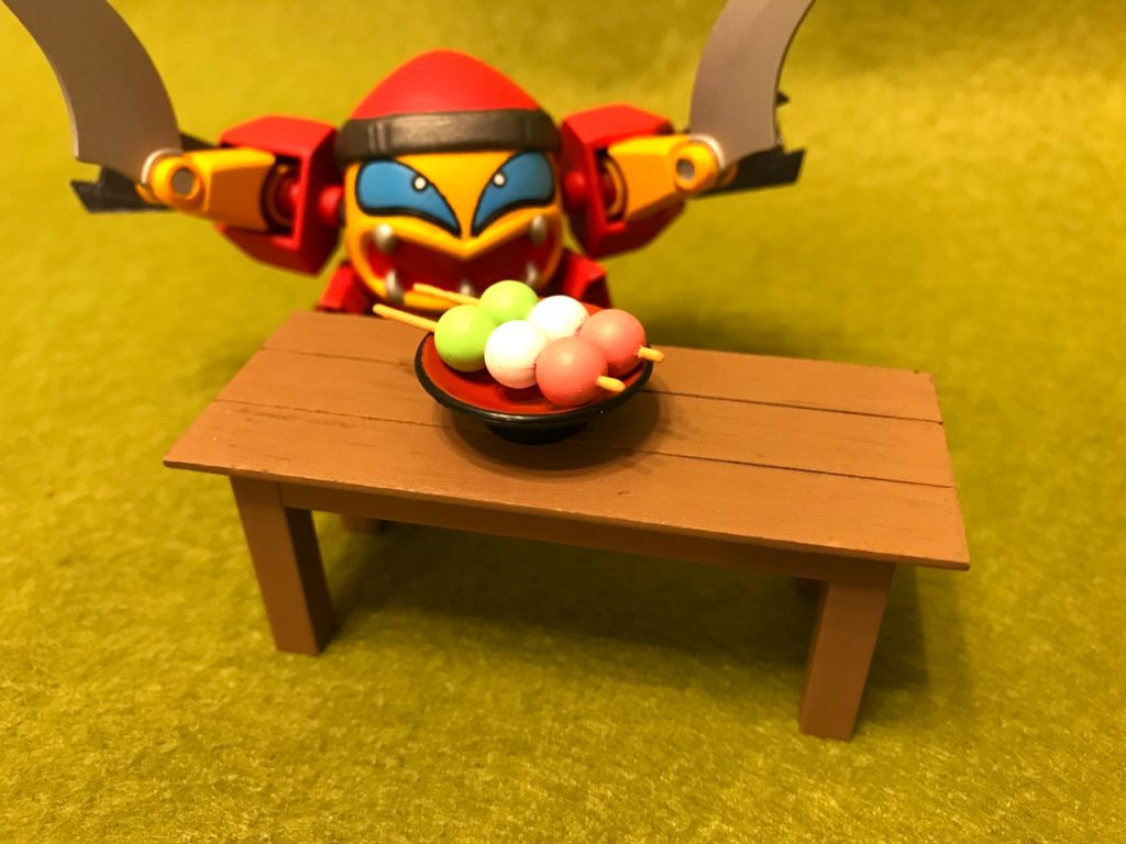 お団子とイスも自作。団子はBB弾に真鍮線をさしてます。イスはプラ板とプラ角材でできてます。