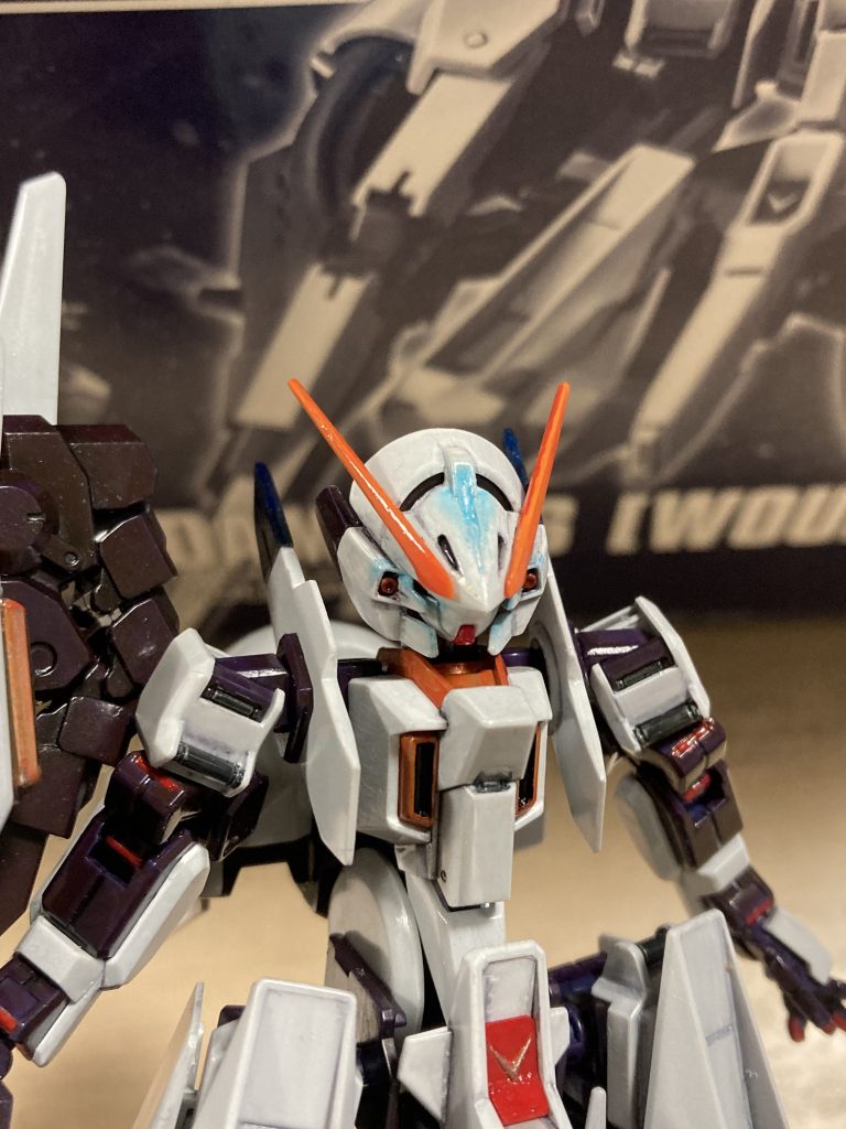 バストアップフェイスラインは削り込んでより小顔にしました。アンテナも少し平面的になる様に削りました。ストーリーでも書きましたが、ガンスタで他の方のセンサーやカメラの筆塗りでの発光表現が素晴らしく、真似してみました。出来栄えはうーーーん、まあヨシッ!