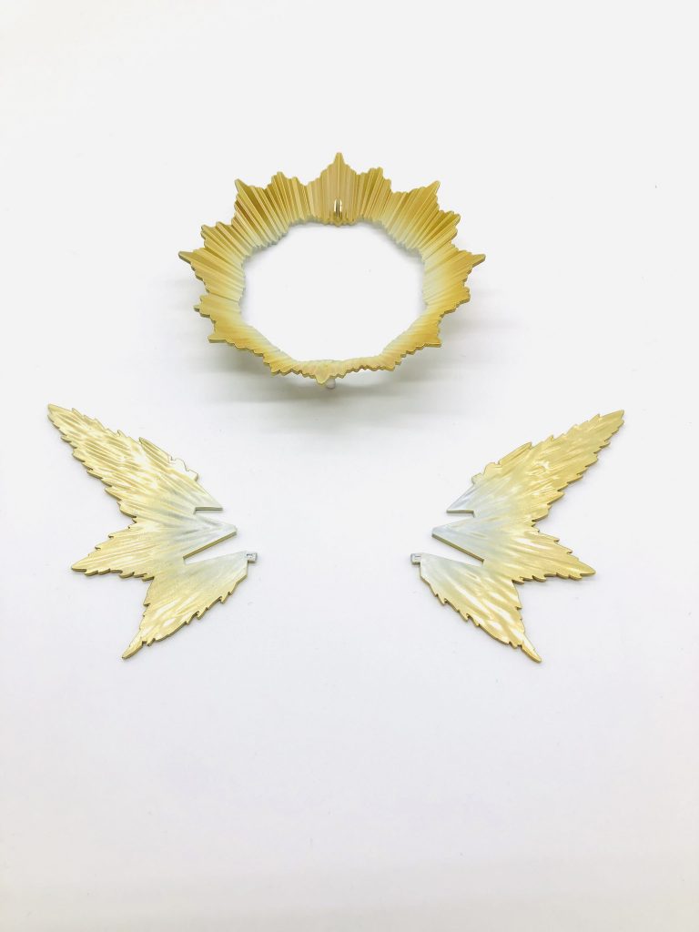 光の翼。外回りのエフェクトを加工して背面の軸穴に嵌められるようにしました。