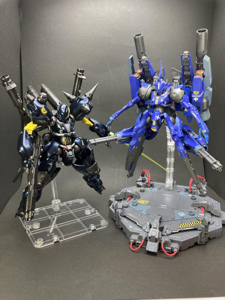 コラボ企画で製作し合った相棒の方のアサルトマックナイフとツーショット