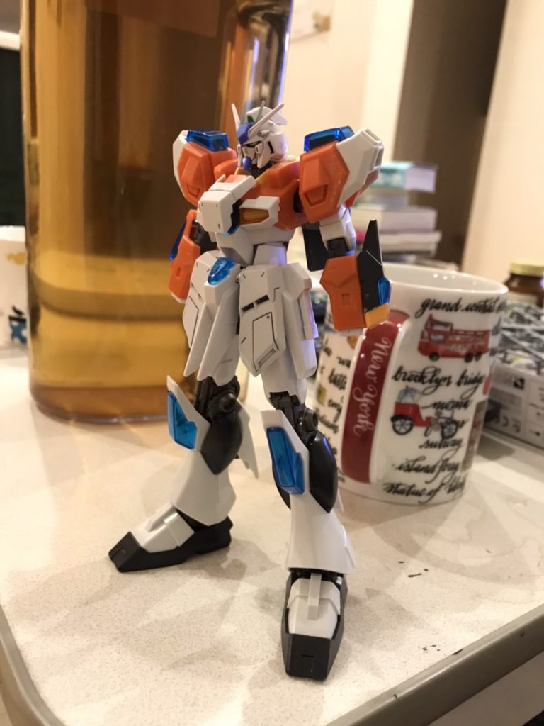 唯一撮っていた制作途中の写真😌膝はスクランブルのものを切り出し、νガンダムの脚を削ったところにはめこみ接着剤しています。また、頭部はνガンダムをそのまま使うと胴体に対して大きすぎる印象だったため、Hi-νのものを流用し、この写真の後、アンテナと後頭部を加工し、νガンダムのシルエットに近づけています。これに加えて、肩はスクランブルの形に合わせてνガンダムのものを切り出し、接着することで、スクランブルとνガンダムの両方の印象が出るようにしています。    