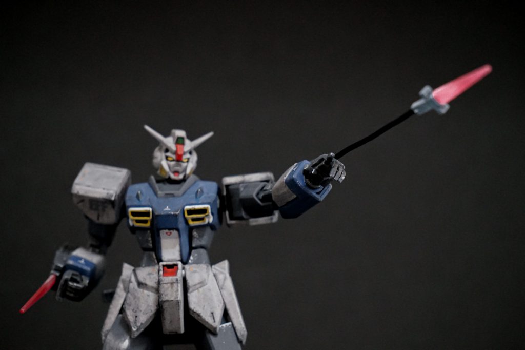 腕部。ビームダガーを前腕固定式にしました。「そのまま振るう他、ワイヤーによる射出が可能。射程は短いものの不意をつきやすく、投擲と比較し回収率と命中精度が向上した。B3グフを模倣した装備だが、ユニットはやや大型化している。」ギミックは差し替えで再現。ビームは好みで短くしました。