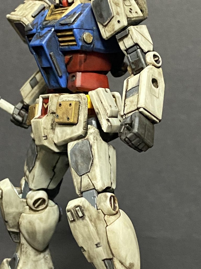 情報量が足りなければ、とりあえずリベットを打てッッ！でもフリーハンドでやってはいけないというのがよく分かりました。穴の位置が不揃いすぎる、、、肩、胸、脇腹、膝、筋彫りとランナープラ板のディテールアップ足の四角モールドも左右で若干位置がずれてる、、、