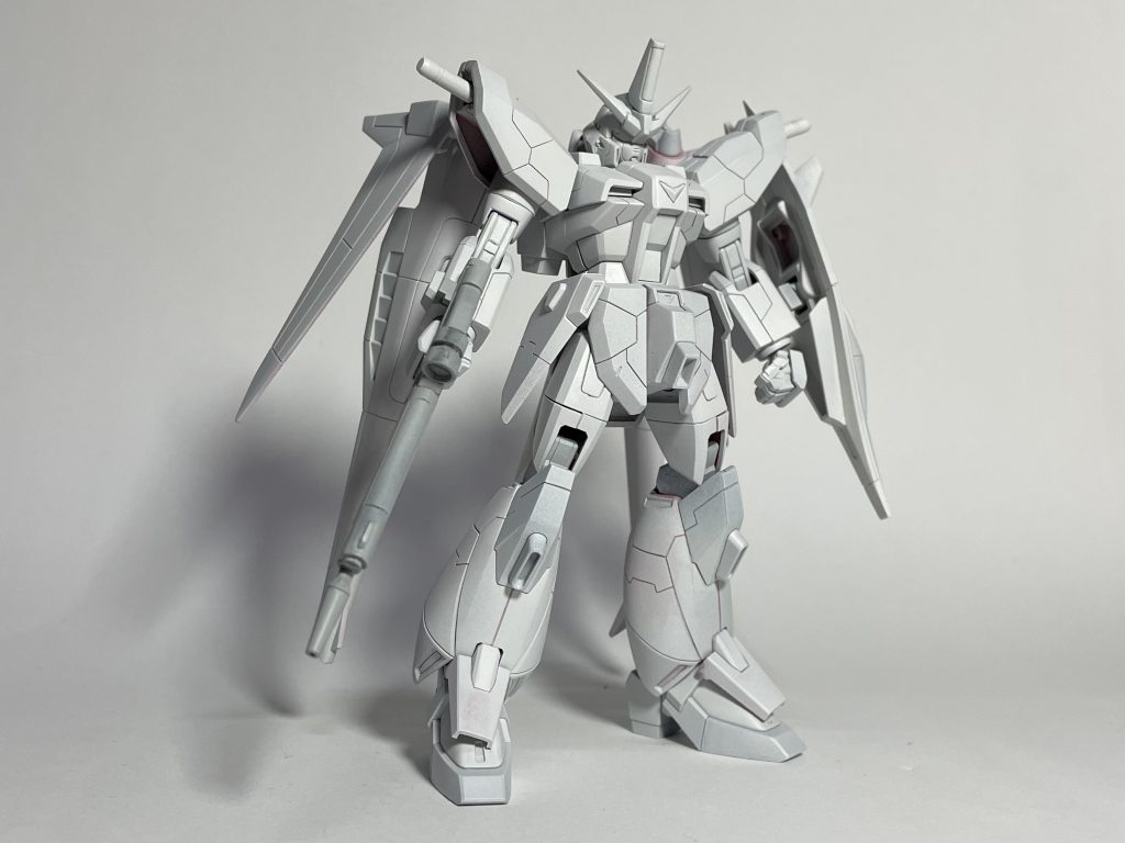 膝のパーツをSEEDカスタムキットの物に変更して身長を伸ばすと同時に可動域アップしてます、肩の取り付け位置を上にずらして立ち姿がカッコ良くなるようにしています