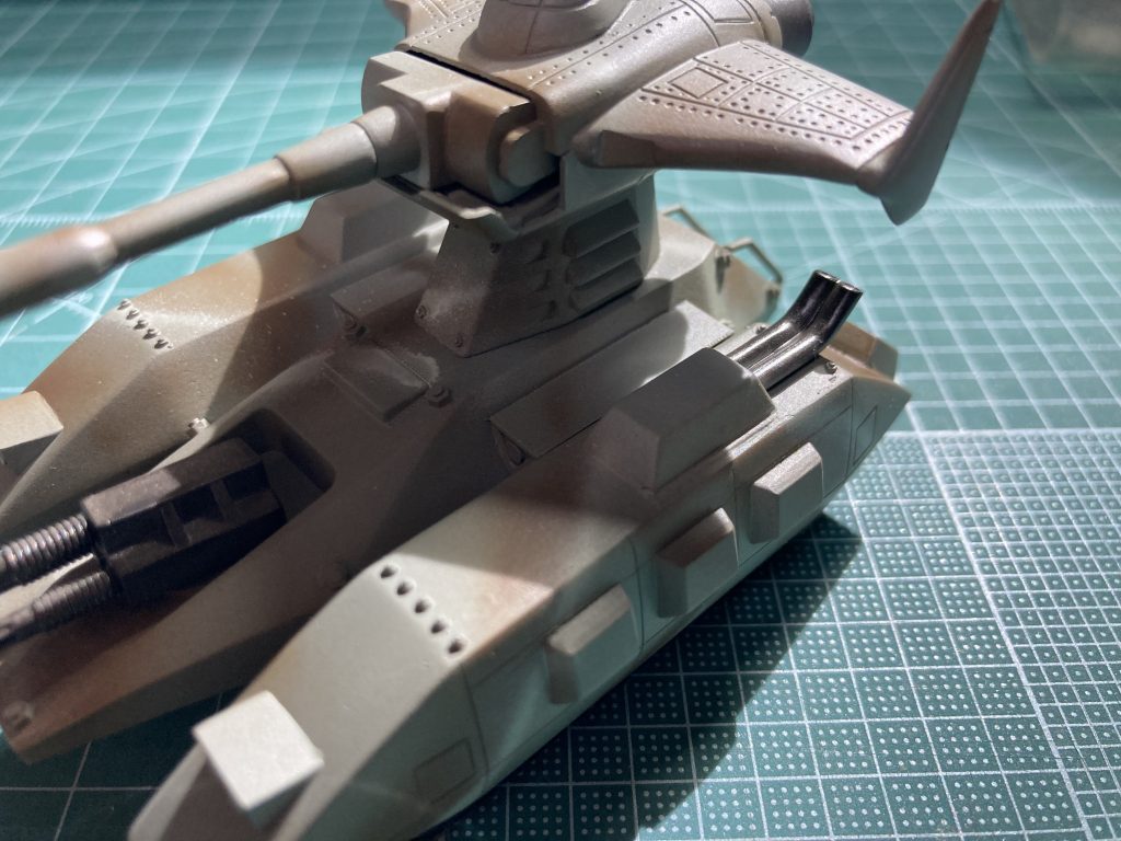 小さなリベットは、モールドがダルかったので削り落として、大きめの6角リベットに変更しました。現場での補修感も出たと思います。とっても良いキットだったので先日の再販時のも買い足しました。また作りたいキットです！