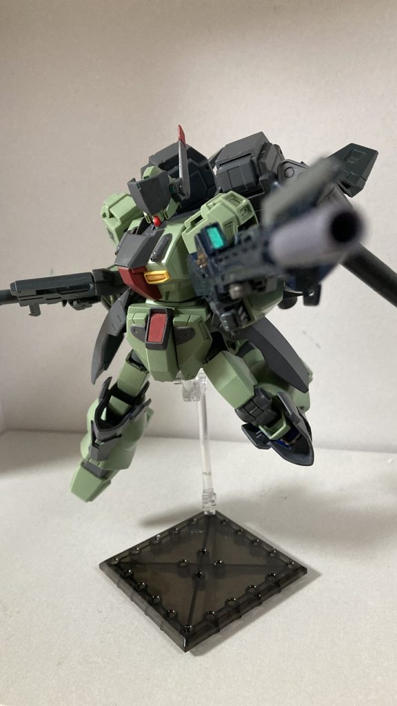 武装2［複合型メガビームライフル］デルタガンダムのビームライフルの横にジンのミサイルポットの接続パーツを弄って作ったビームガン、ネモ用シールドなどを接続した複合兵装こちらも砲身を変えており、ロングビームサーベルをつけられるようにしています  