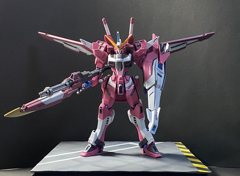 正面( ^ω^ )フロントアーマー、アンクルガードに装甲を追加。武装は雑誌付録とキットパーツを組み合わせて製作(°▽°)