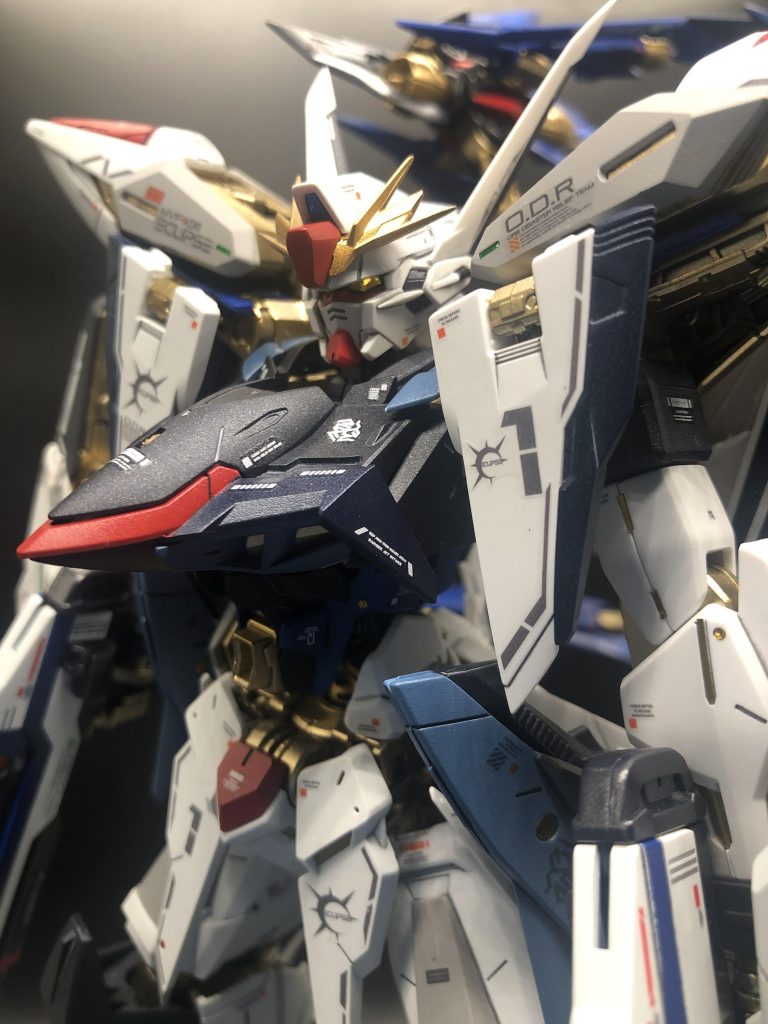 元々のエクリプスのデカールは丸形状が多く好みじゃなかったので、G社さんのエクリプスデカールやその他いろいろなデカールを使って自分なりにアレンジして貼りつけてみました。濃い色はメタリックとソリッドを混ぜてるので少しだけラメっぽい感じになってます。あとはアンテナ部はシャープ化しておでこの部品が飛び出し過ぎてる感じがしたので削って短くしてます。