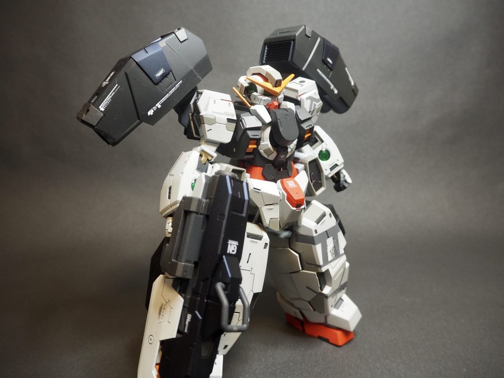 重装備のヴァーチェ、最高ですね。重厚感をだすために背負い物と、武器はグレーとブループリズムブラックで塗り分けしました。