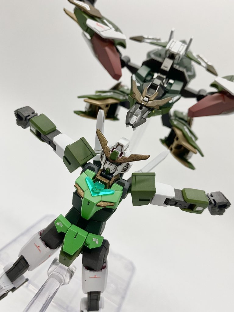 ガンダムアニマリゼのコアガンダムなのですが余剰パーツにふたつヒゲのフェイスパーツがあったので、近づけるためにそちらを採用ユニット形態への換装も無理なくできますコア=五飛、ユニット=哪吒(嫁)な感じですね