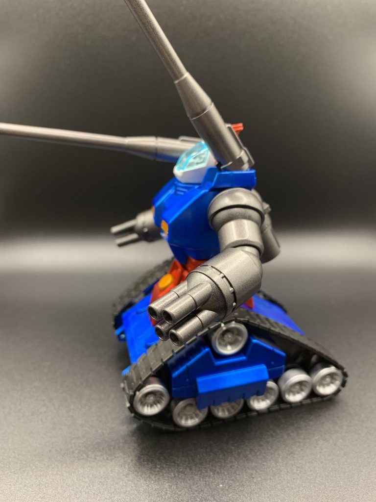 タイヤのところをトランスフォーマーのオモチャっぽさを目指してシルバーにベタ塗りしてみました。なかなかお気に入りの箇所です!
