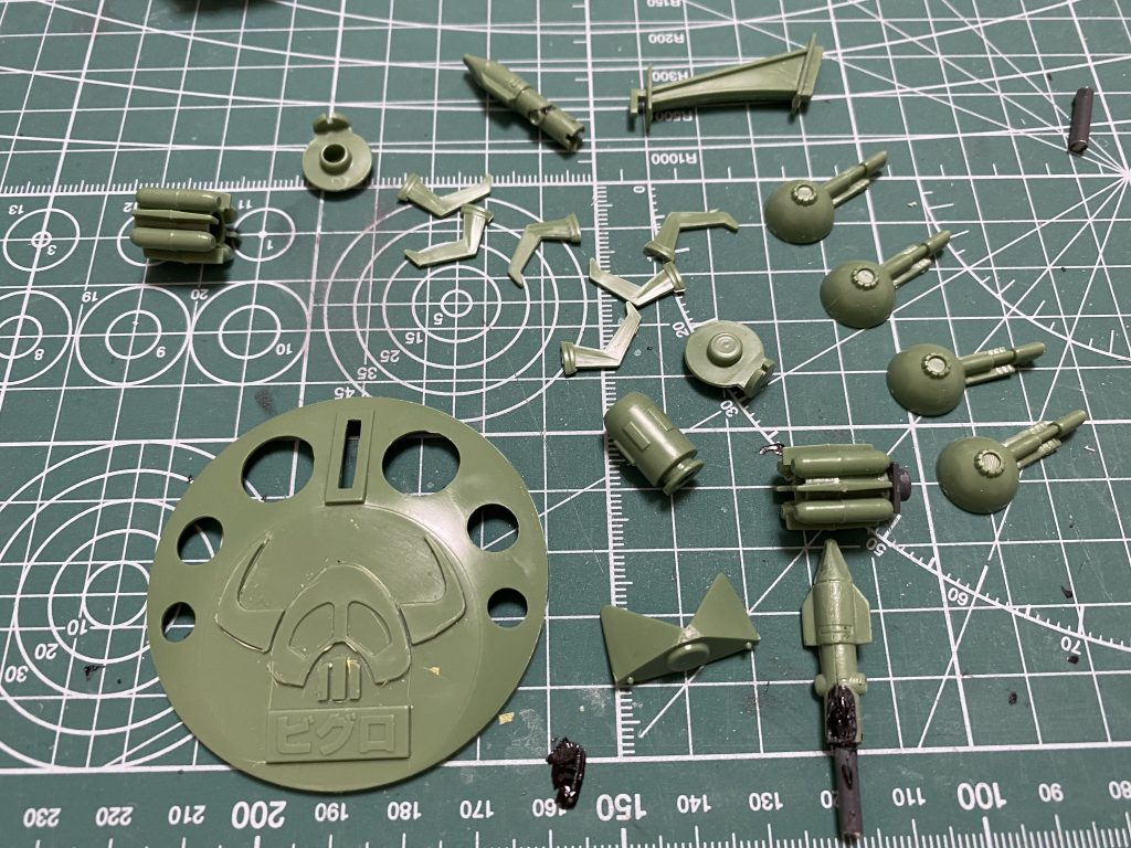 おかわり用のビグロのキットはないので、他のモデラーさんのハジケ具合を眺めていたら、ふと気付いた。「残りパーツで何かやれんじゃね?」 残りパーツを集めて考えてみる。