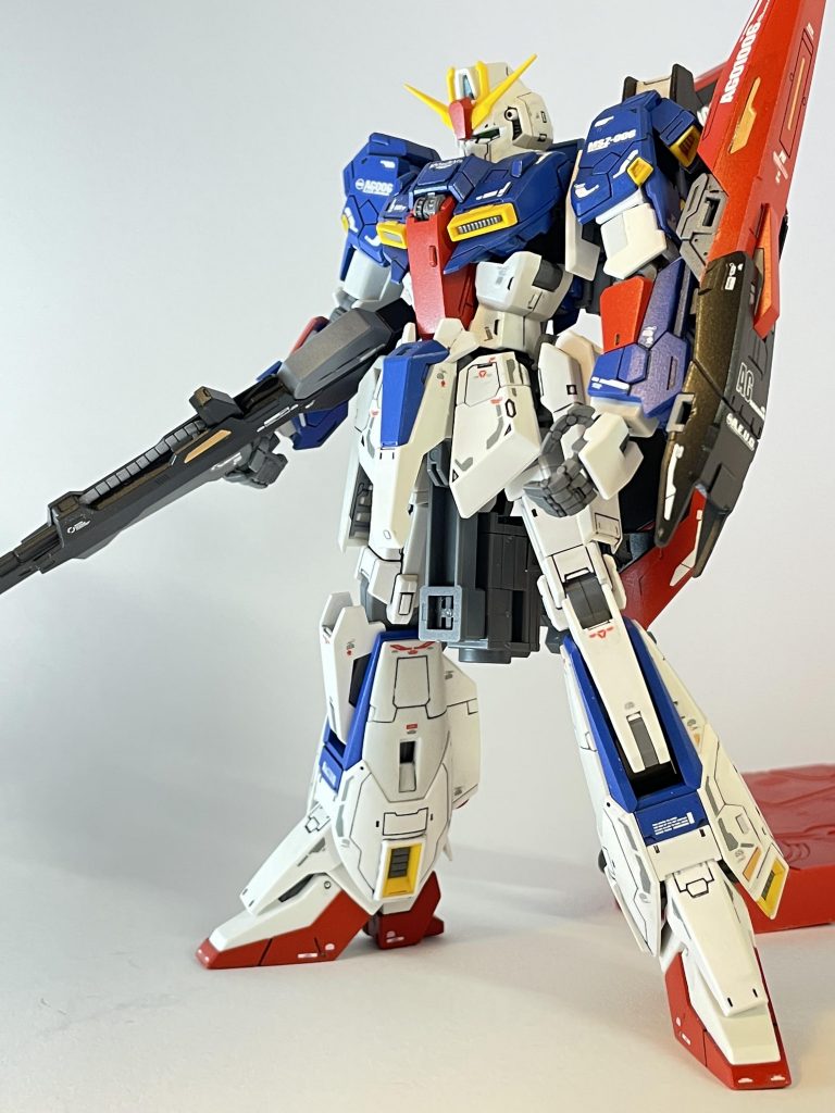 白背景白バックでの撮影です。ちょっとアゴ引きすぎました。スタイリッシュですね。とても好感がもてますよ。HGUCもスタイルいいですけど、コチラはコチラでなかなかよいですよ。