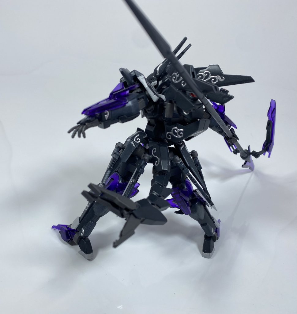 [ドラッフシュヴァンツ]リアアーマーから伸びるクロー付きのサブアーム。多重関節で柔軟な動きを可能としており、跳躍時などの姿勢制御のほか、近接戦闘時の武装としても用いられる。