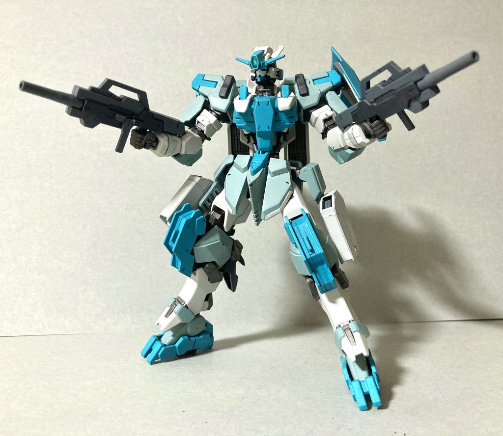 両膝にマウントされたサブマシンガン。銃の後部、色分けされている部分がカートリッジてことで。GNけい武器のクリアパーツは全部なくしています。