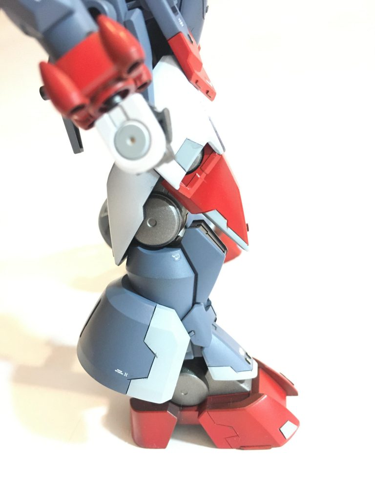 今回脚部のパネルラインや塗り分けにもこだわりました。ちょっと線が突き出たりしてますけど、気に入っています。