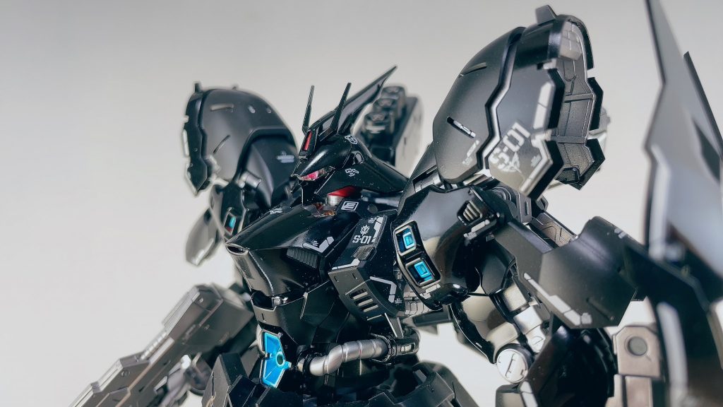 スラスターやメガ粒子砲にはメタリックブルーを配置して差し色としました。