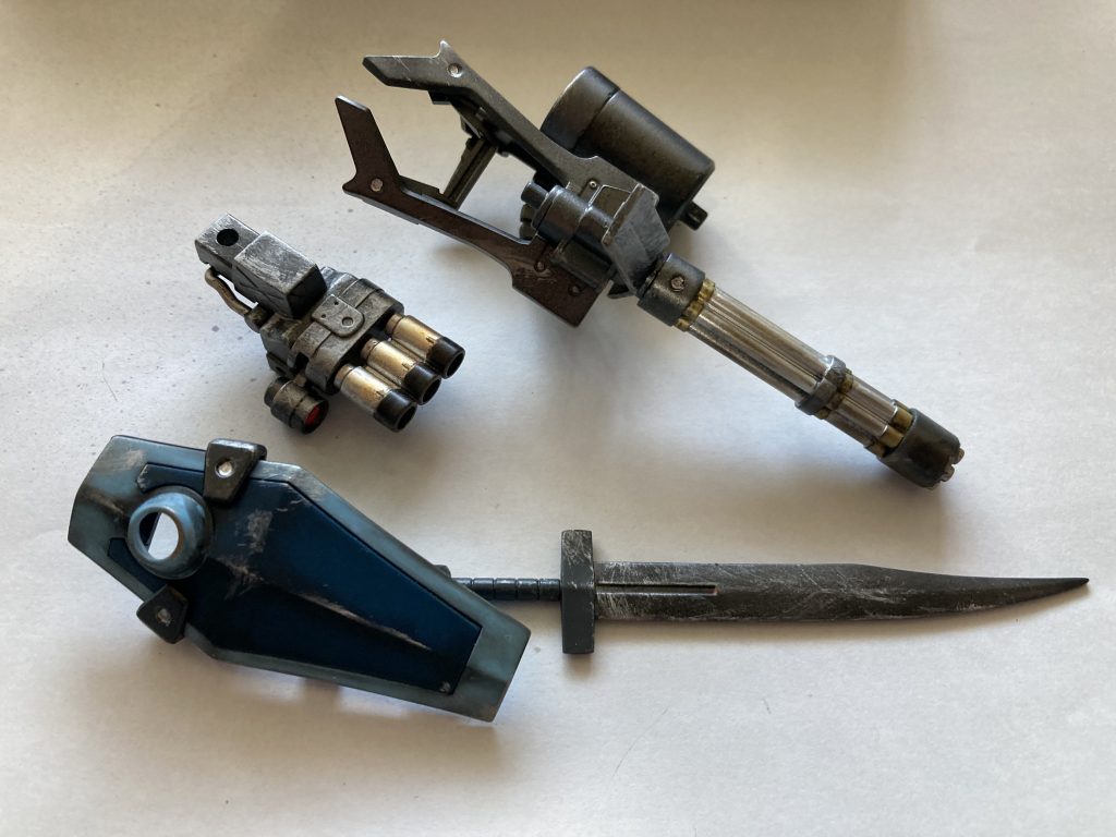 武器類のみガンダムマーカーメタルブラックをスプレーシステムで吹いてます。