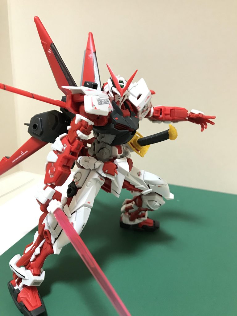 ビームサーベル平たいタイプで、根本部分にも細かい造形があり見栄えは良いです