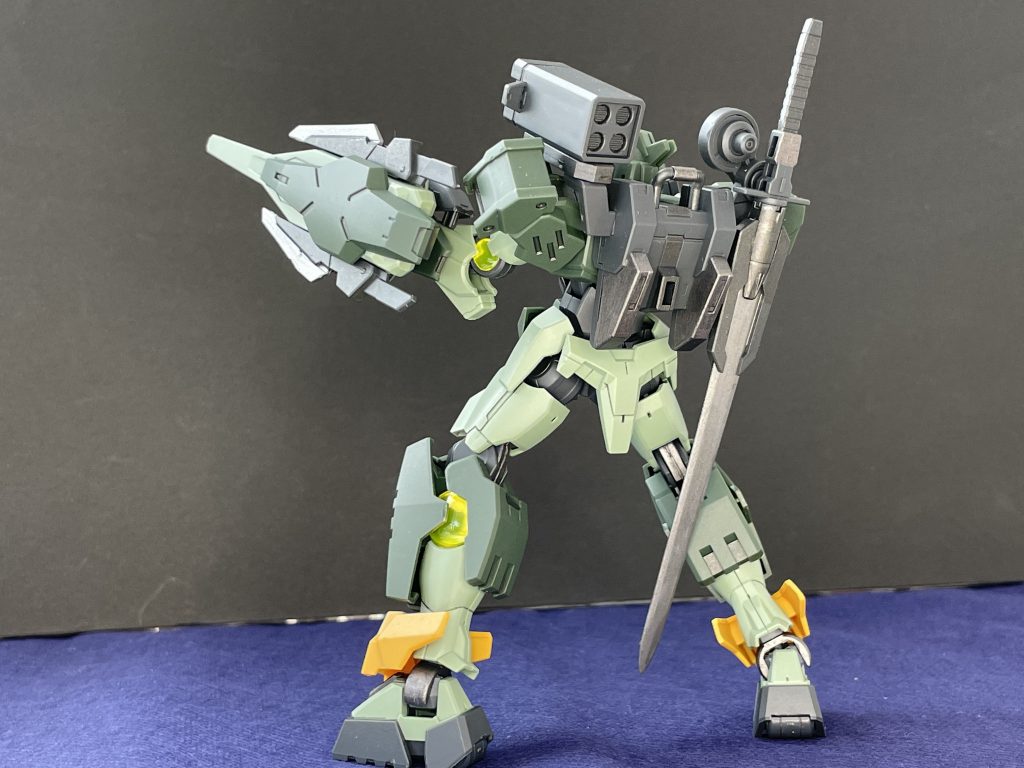 このキットは剣の部分を筆塗りするだけでもグッと質感がUPすると思います。