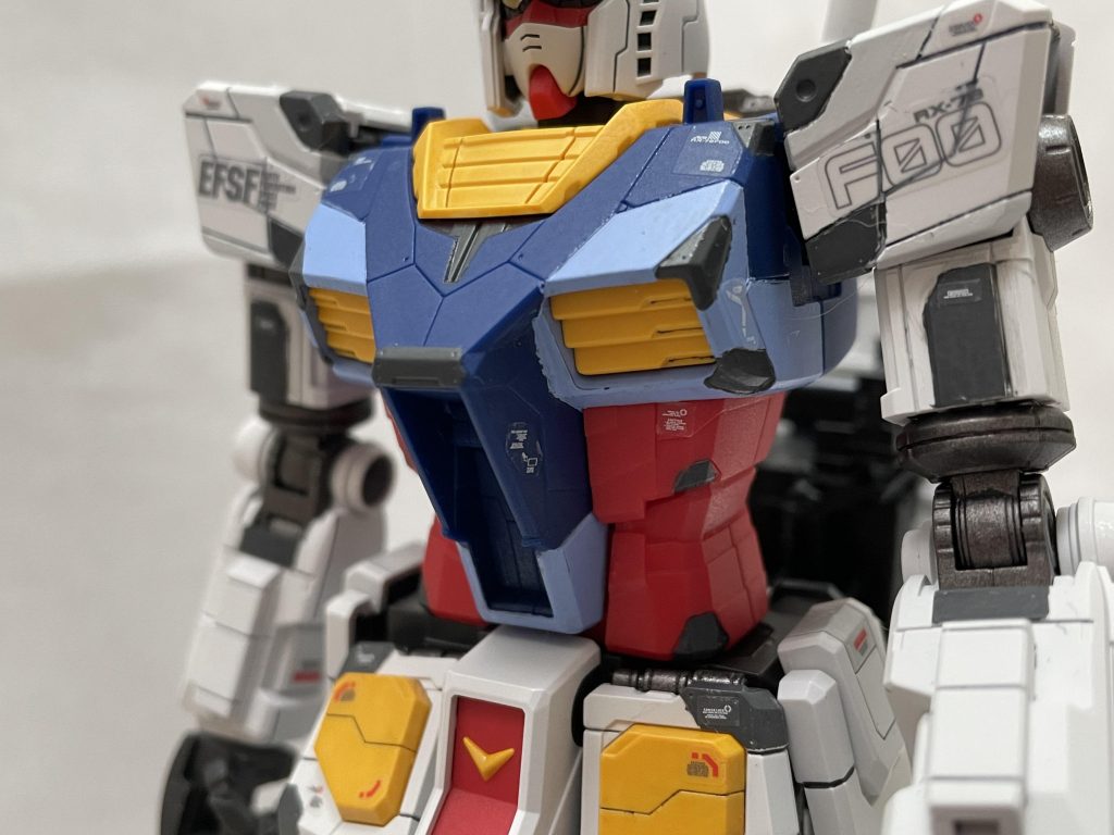 ホイルシールは使わず色分けはすべて筆塗りでやってみました。若干のハミ出しとかしてしまっている箇所もありますが……。まあ遠目から見ると分からない程度なのでヨシということで。デカールはキット同梱のものをひと通り貼りました。普通のシールタイプでしたが、マークセッターを使うと水転写デカールのように細かい位置調整がやりやすくシルバリングも防げたので今度も使っていこうかな。