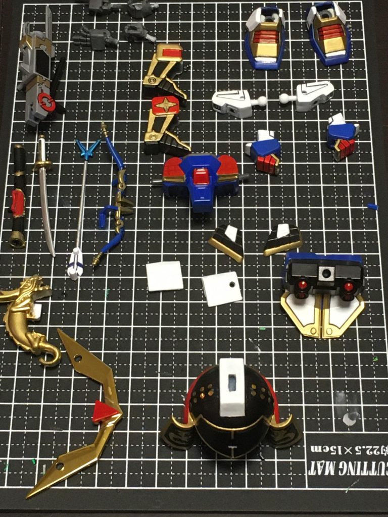 パーツ一覧。鎧下部は切り取ってマスキングテープで接着。お手軽可動です。