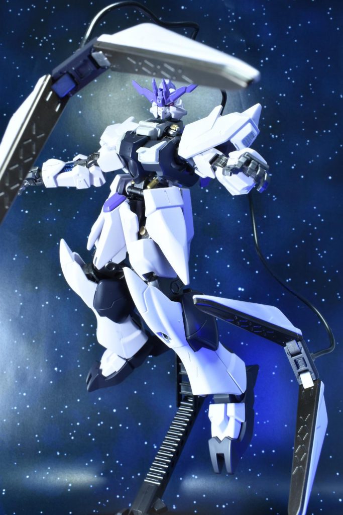 有線ファンネル「ハウンド」厄祭戦で暴れ回ったモビルアーマーの部品から作り出した武装(脳内設定)。有線で遠隔操作でき、設定上はビームが撃つことができるが、ナノラミネートアーマーの普及によりビーム兵器としては役に立たない。しかしエネルギーを高熱に変換してクロー状に挟み込み、破壊する兵装として活用できる。ネーミングはダフニスが飼っていた「猟犬」から。ダフニスは猟犬達は大変大切にしていたそうです。飼っていたのは5頭なのに、この武装は2機しか備わっていないことにはツッコんではいけない🙇♂️