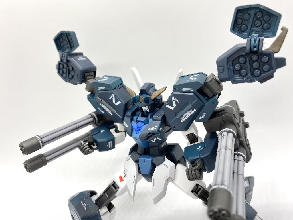 アピールポイントはなんと言ってもこの二連装ビームガトリングとミサイルポッド！！ここはこだわりで子供の頃買った旧キットからパーツを持ってきて作りましたこう言う振り切れた高火力機体いいですよね