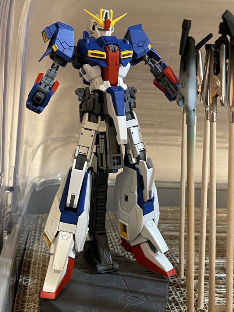 塗料の発色は良い感じですよ。やはりファレホの色味は僕好みですよ。トリコロールがくどくなく、かつしっかりと主張する。ホント良い感じ!半光沢バーニッシュというコーティング剤で整えてやると、キット全体の色味のバランスが落ち着いてとても良い感じになりましたよ。パーツの組付けについては、ネットで皆様がアップしている説明書を探して、答え合わせしながらなんとか組み上げ、水転写デカールも無事に貼り終える事が出来ました!ネットがなければ未完成のままだったですよキット。