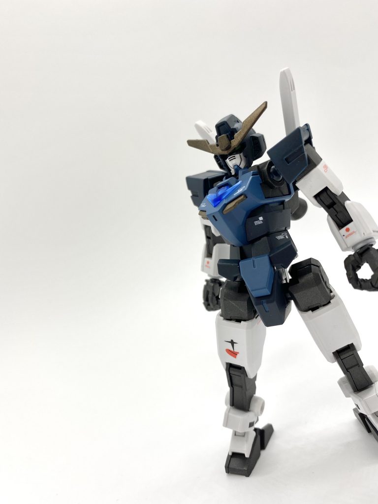機体名　コアガンダムヘビー太ももに取り付けた、トロワの仮面デカールがこだわりポイントですね