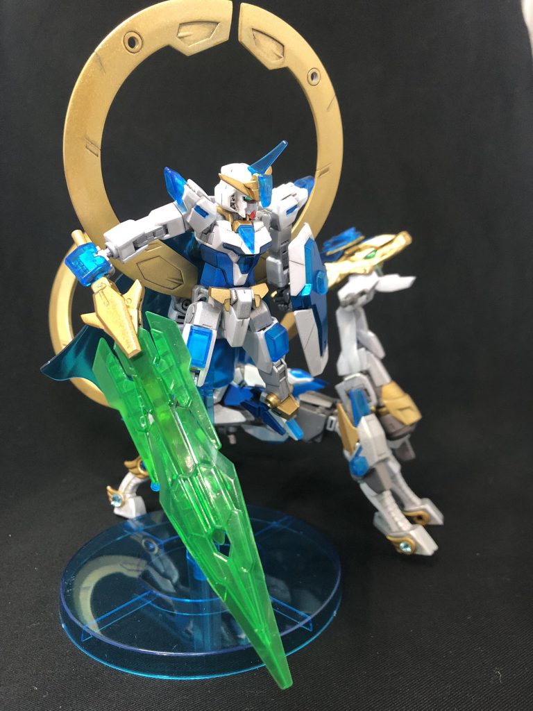 麒麟から武装を受け取り、如何なる状況に於いてもチー・リンを護る。ソードビットを射出したり、ビットを剣と合体させた大剣で攻撃力アップを図るなど、「攻撃は最大の防御」を地で行く事もしばしば。また、順転の輪・逆転の輪を装備した状態ならば、ナイトコアガンダムでも時間操作が使用可能となる。X-ELダイバーとフォース[四神]ELダイバーで特殊な能力を持つ個体をX-EL(エクスエル)ダイバーと呼称する(という設定)が、彼女はその中でも[時間操作]という極めて稀な能力を持っており、悪用しようと画策する者達に狙われていた。同じく[空間操作]という特殊能力を持つ兄[ファン・ロン]と共にとあるフォースに身を寄せるが、そのフォースはその特殊能力の危険性の高さ故、二人の存在を隠す事に。同時にフォースとしての活動を停止、しばらくは平穏な日々が二人に訪れた。しかし、特殊なELダイバーの存在の噂が流れ始めたのをきっかけに、兄[ファン・ロン]は表舞台へと姿を現す。妹をこれ以上危険な目に遭わせない、という強い意志を持って…。チー・リンを護る為、そのフォースはファン・ロン改め[黄龍]率いる『四神』として再出発を果たす事となる。さてさて強敵と戦う二人…。クロノ「手強いな…チー・リン、鎧も頼む！」チー・リン「まかせて！コアチェンジ・ドッキングゴー！」