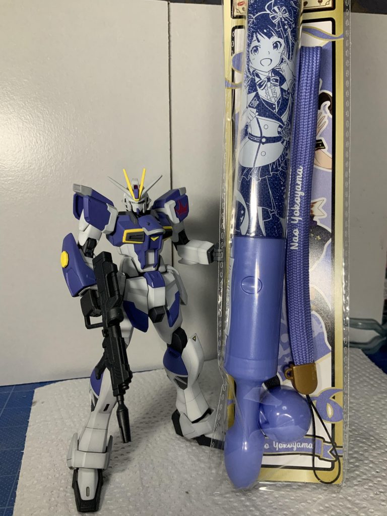 コンサートライトと並べてみました。ストラップとの色と合ってますねー。横山奈緒のお誕生日が2/12なのでその日に間に合いました。Twitterには誕生祭の時に上げます。ここまで見て頂きありがとうございますm(_ _)m