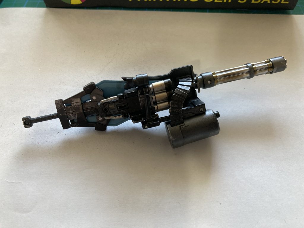 ガンダムマーカースプレーを使って、ガトリングはマスキング塗装しています。