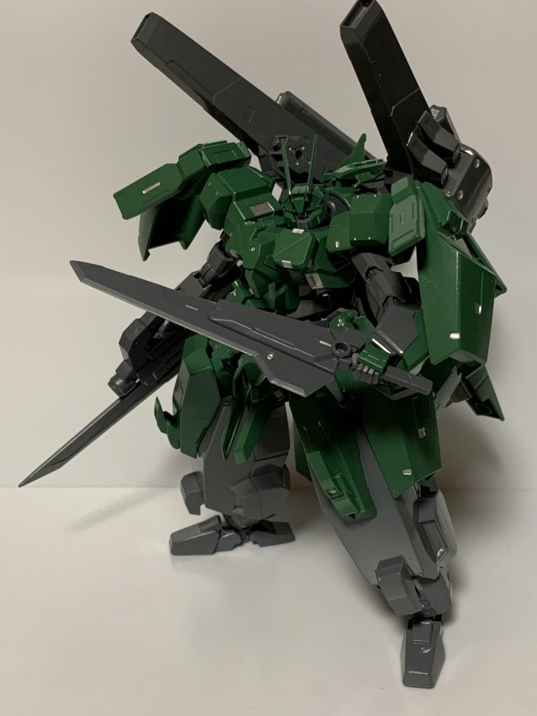 ○高速振動剣刃から高周波を発して切断能力を高めた近接戦装備。第3期LEVから使われている量産品。○背部プラズマ・カノンファイアボルトと同一規格の射撃兵装。8000℃の超高温プラズマ塊を射出する。なお、魔導障壁に対して効果が低いのはこちらでも同じ。