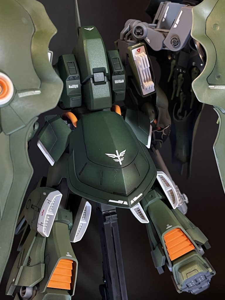 背面ですバインダーアーム部のディテールアップ肩部の放熱板部を新設下腿部の一部のスジボリなどて感じです。腰部アーマーもディテ追加したのですが、目立ちません。てか、撮影し忘れました(笑)お尻のジオンマーク。ホントは立体マークにしたかったのですが諦めました。次こそは!