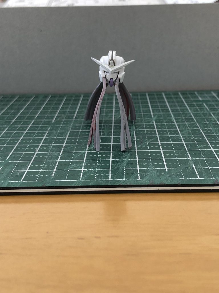 制作途中の写真で、サフ塗装後の頭部です。GNコード（髪）部分のサフの定着度合いが足りないですね。…しかしイケメン。