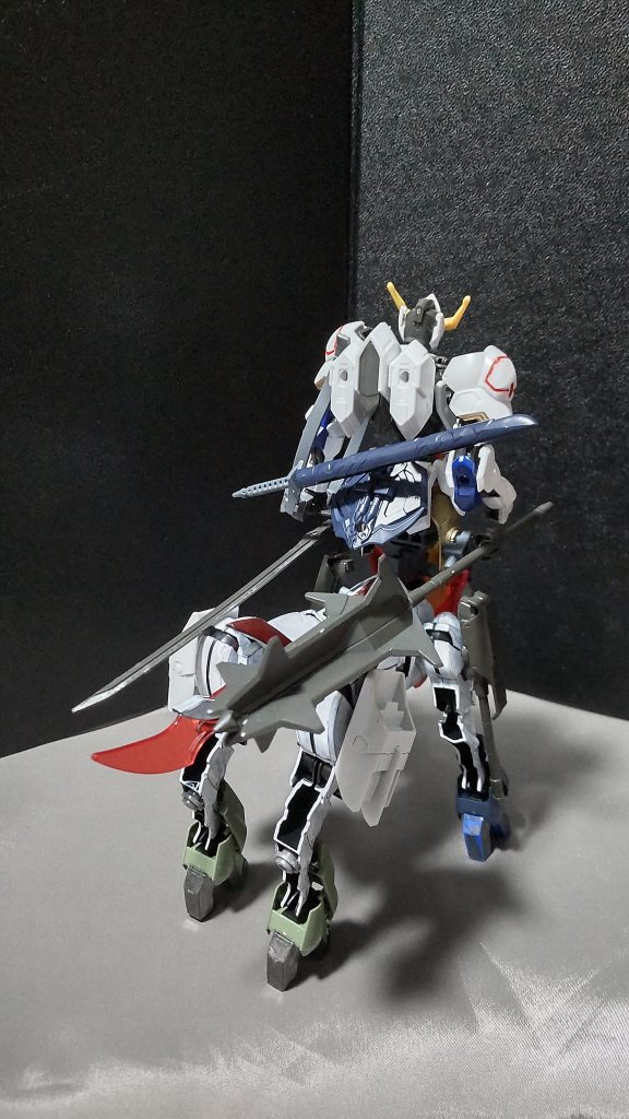 リアビューバルバトスの腰部に装甲と小太刀を装着させました。※どちらも佐助デルタガンダムの物です。また、後脚のスラスターは宇宙戦用の補助機能になっており、重力下での戦闘時は外されます。