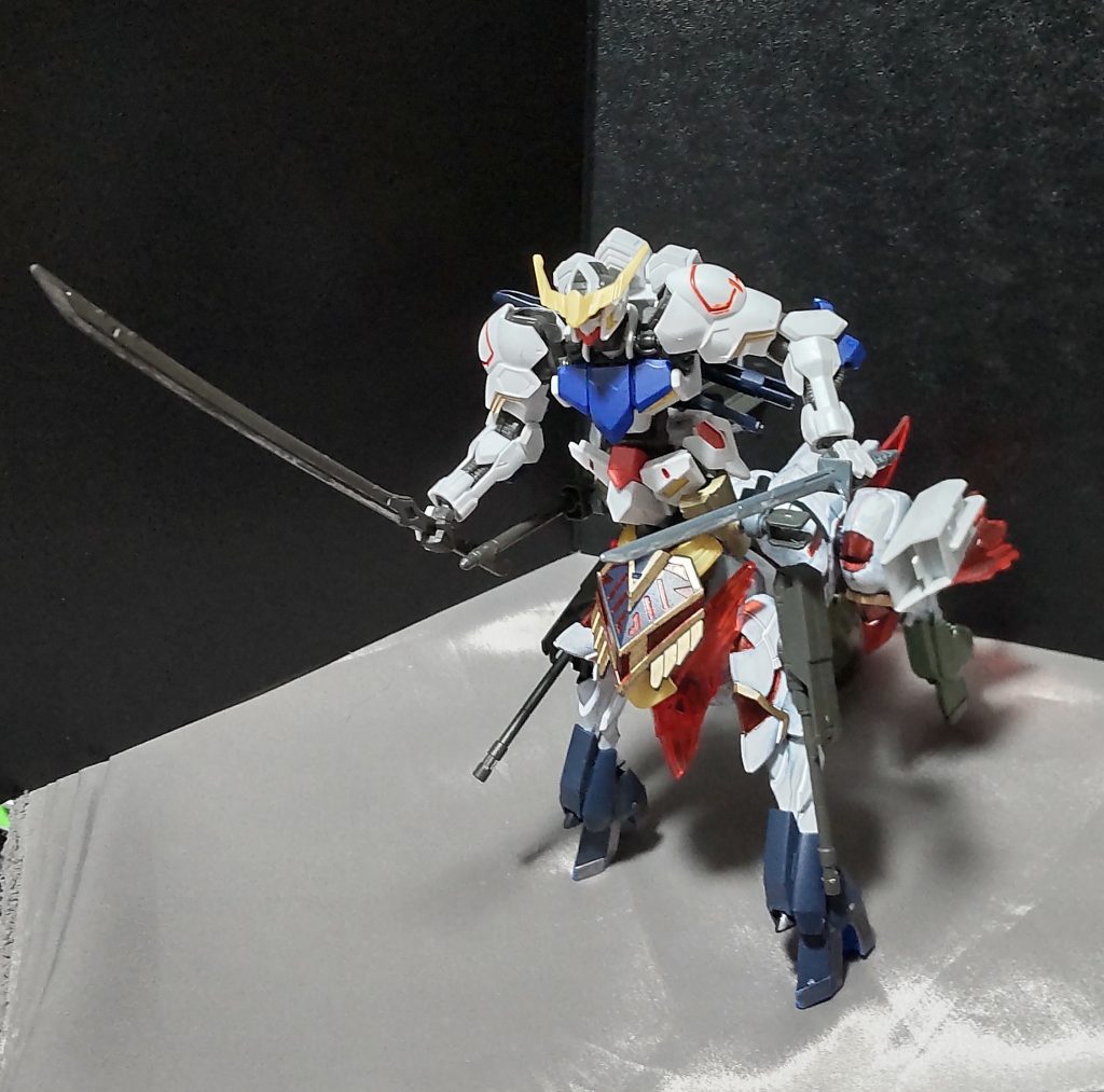 従来の太刀の他にも、背部にある小太刀を扱い、二刀流で戦います。※特に記載していませんが、軍馬の脚で蹴ったり、踏み付けたりして攻撃する事もできます。