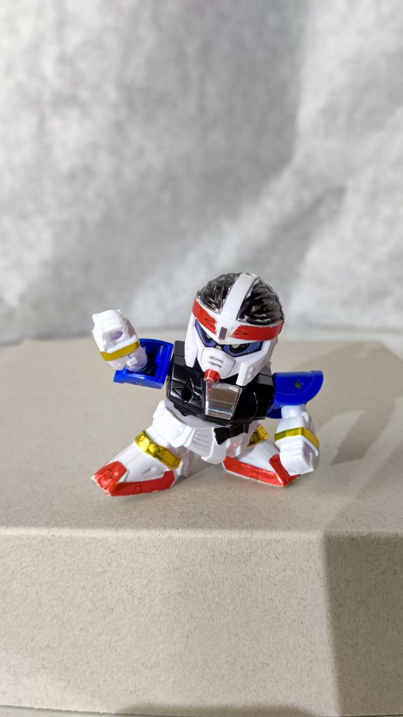 コミックボンボンの改造例で簡単に再現できそうでいて、意外とハードル高かったヤツ。本来なら頭部は武者頑駄無ので、下半身も烈光の胴をぶった斬る必要有り。でも不完全ながら当時最先端の可動域を楽しんでいた思い出。これやりたくて烈光ら揃えるの優先したんだよなぁ……(遠い目)以上、お目汚しでしたm(_ _)m