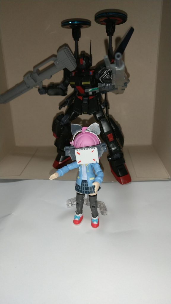 ちなみに璃奈ちゃんのバイザーも制作しました(*^^*)耳はランナーの名前が書いてある部分を切り取ってネコ耳に切りました(^-^)白い部分は処分するマスクの鼻部分を抜き取ったものです(｀･ω･´)ﾉ狙撃時や”THEMIS”［テミス］使用時等にバイザーを使用します(^-^)通常時はバイザーが上がる感じです(｀･ω･´)ﾉ