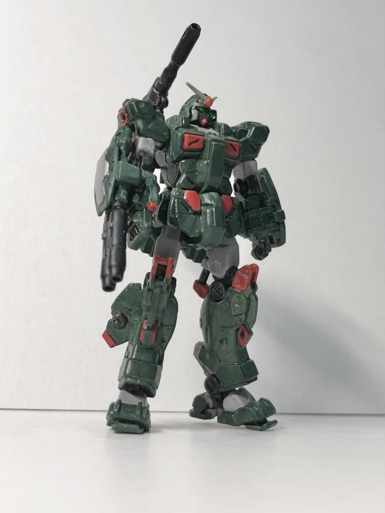 安定の厚塗りである。肩のマイナスモールドは掘り直すべきでした。デカールは断念。連邦系の持ってないんや…。コーションデカール?何それ美味しいの?