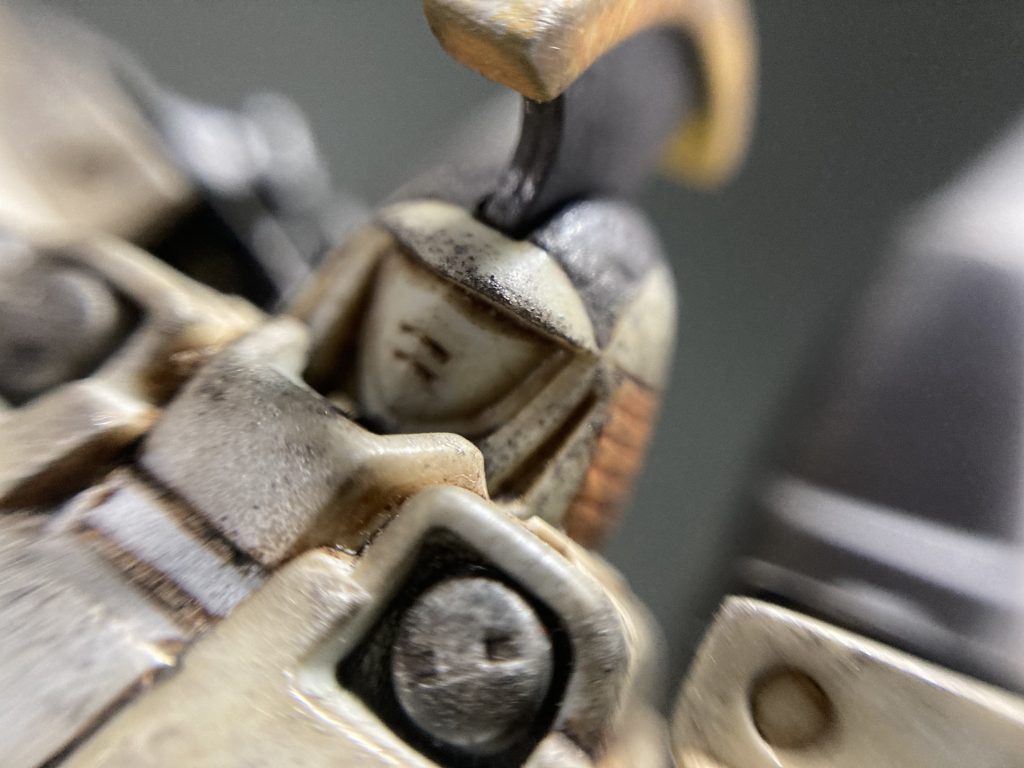 今回はガンプラ凄技テクニック本の「らいだ〜Joe式塗装法」というテクニックを真似てみました。機体色の白にあたる部分の成型色がグレーなのが気に入ったのでそのまま、その他は部分塗装でオレンジイエロー、ガンメタル、シールドの鳥マークはゴールドを塗りました。ウェザリングはリアルタッチマーカーブラウンでモールドを拾い、銀のスポンジチッピングでエッジを汚しつつ、ウェザリングマスターCセット等も使って全体的に汚しを入れてみました。新規造形もカッコイイですが、旧作の造形もとても味わい深くて好きです♨️(  ◜ω◝ )