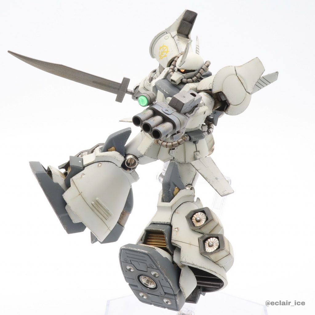 アクション2足裏や足のフレア内も少し塗り分けています。なお本体はモノアイ埋め込みぐらいしか改造していません。元のキットが凄まじく優秀なので今の私にはこれといって弄る所が見いだせませんでした……