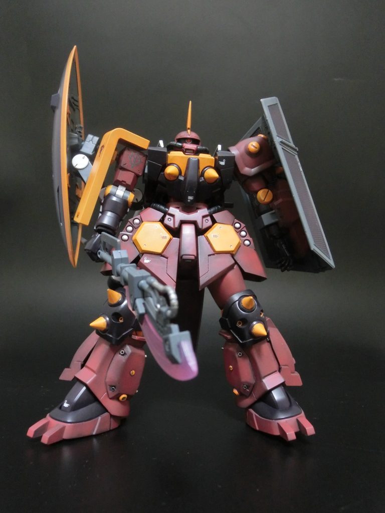 マニピュレータにはゲルググの盾、左の盾はあるプラモから拝借